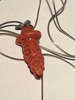 Chaine ancien pendentif en corail, sculpture visage Chine