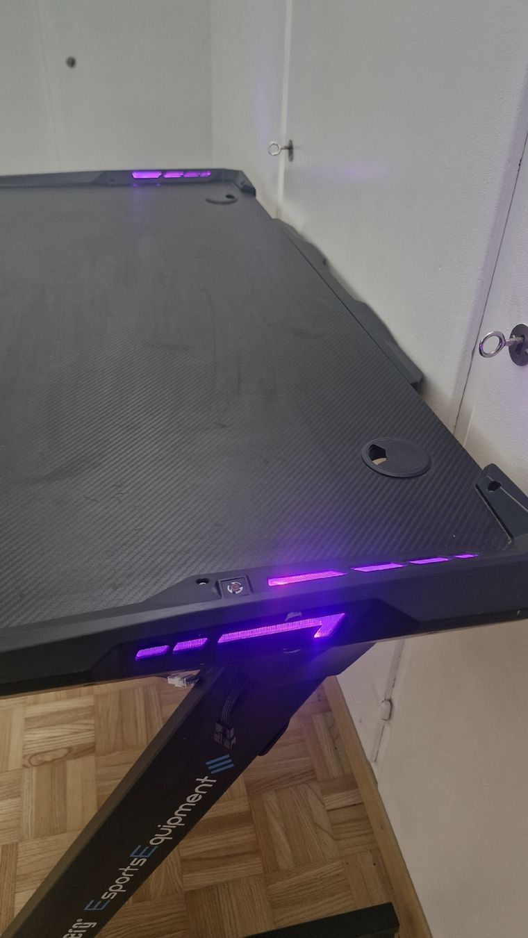 Schreibtische: Gaming Tisch schwarz mit LED Beleuchtung – Gebraucht aus Heerbrugg von bry_cb2f 5