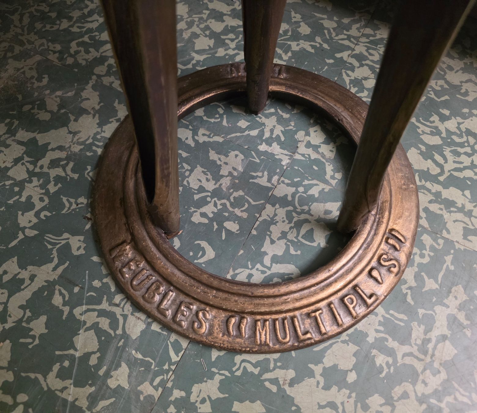 Tische: Bistro Tisch alt von "Meubles Multiple's" – Gebraucht aus Zürich von bue_5vyj 1