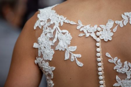 Traumhaftes Brautkleid mit Tattoo-Spitze & Knopfleiste