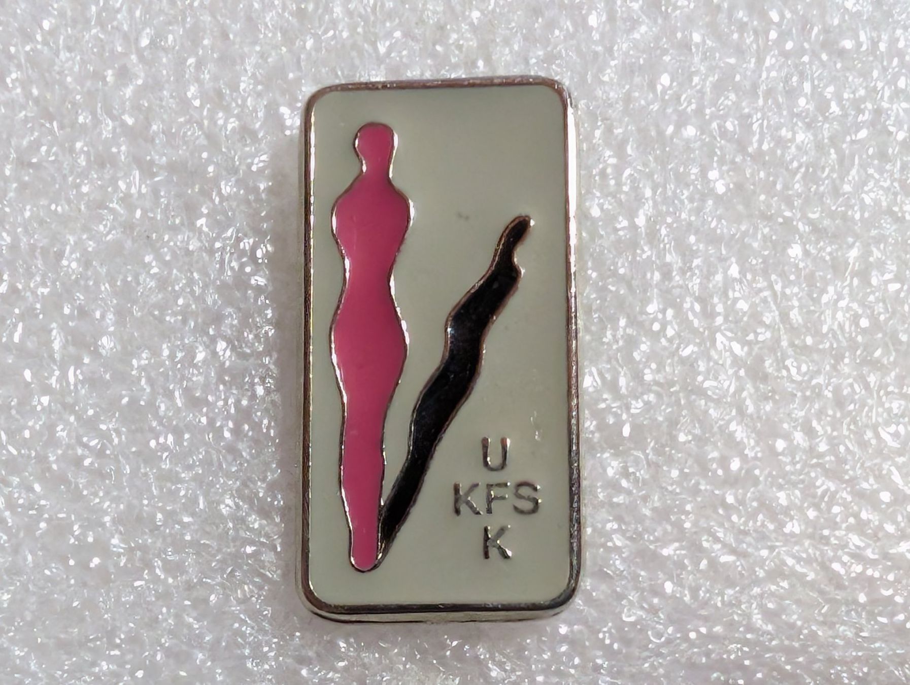 Plaketten & Abzeichen: Ansteckpin 289: KFS – Gebraucht aus Oppligen von Pin-Fall-Shop