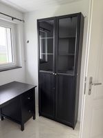 Schöner Bücherschrank mit Glastüren, schwarzbraun