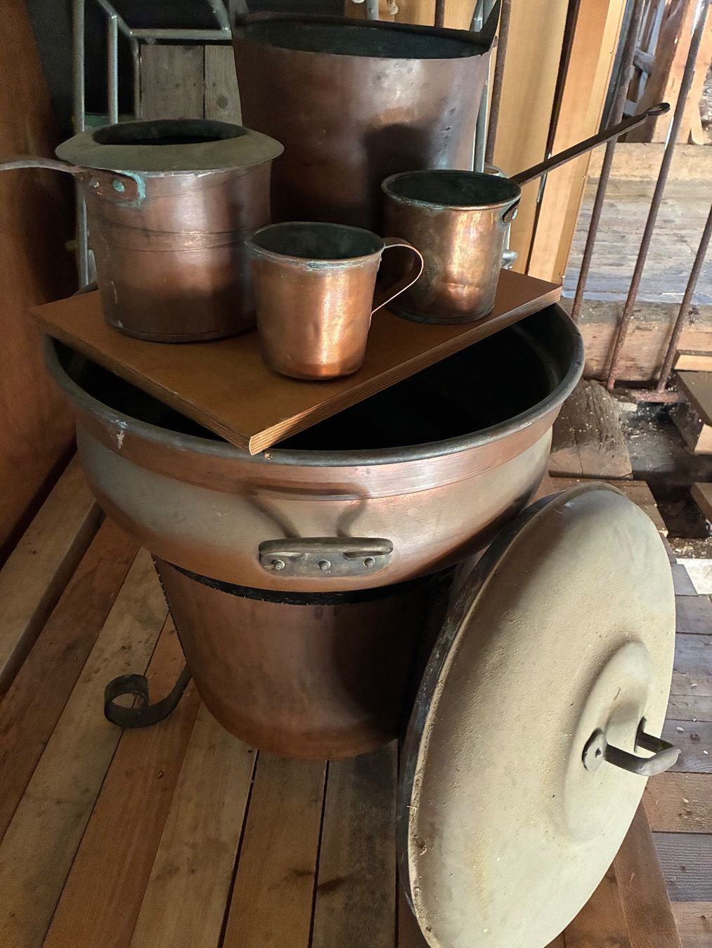Set aus Kupfergefässen mit grossem Kessel gebraucht (D'occasion) à ...