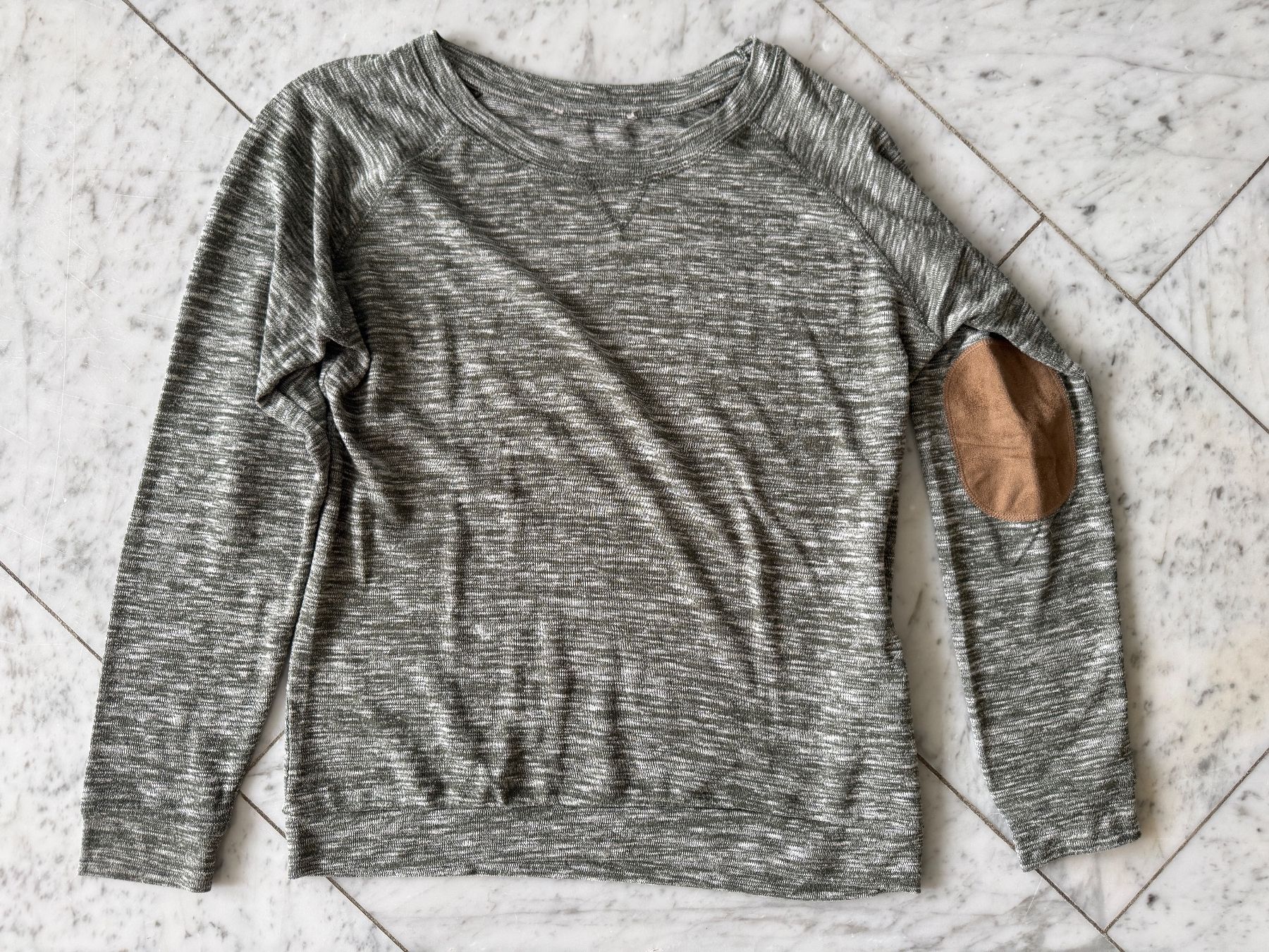 Maglioni & Felpe: Grünes Langarmshirt / Pullover mit beigen Einsätzen, Gr. 36 – Usato da Seewen SO venduto da HappyHappyHappy