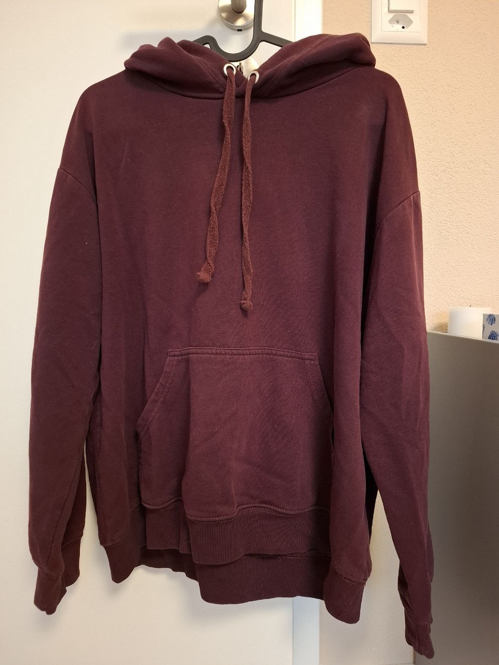 H&M Pulls & Sweat-shirts: pull à capuche bordeaux – D'occasion à Ecublens FR par ame_y8tq 1