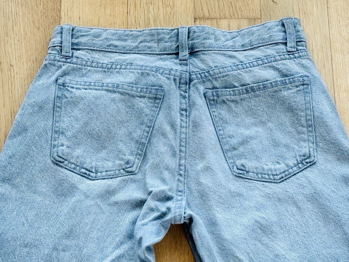 Bershka Jeans: Bershka Jeans Hellgrau, Gr. 32 – Nuovo (secondo la descrizione) da Fehraltorf venduto da nolram75 1