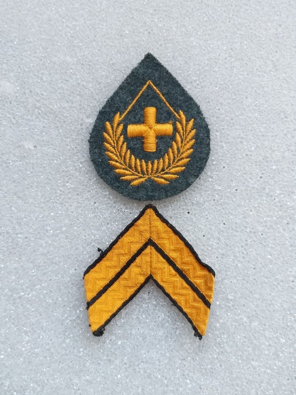 Placchette & Badge: Gradabzeichen Ord. 1949 Feldweibel – Usato da Bauma venduto da SwissMilitaria