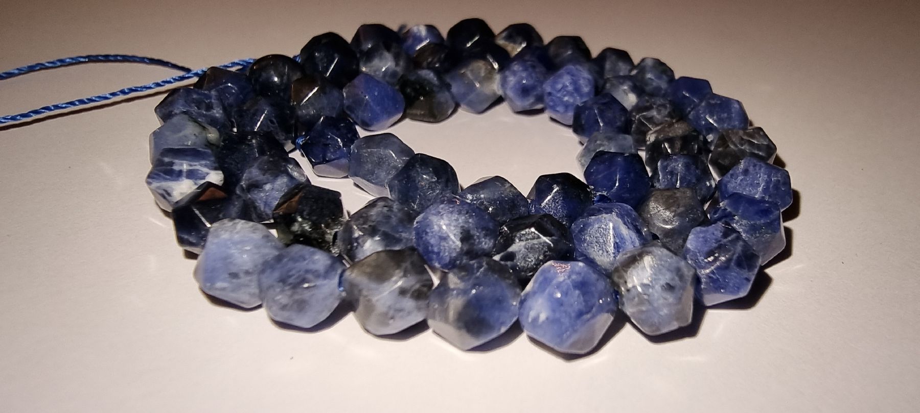 Minerali & Pietre curative: Sodalit facettiert 6mm. Strang – Nuovo e nell'imballaggio originale da Menziken venduto da Mirager