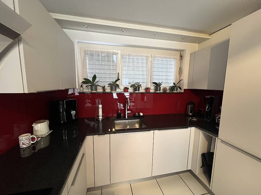 Cucine complete: Moderne Einbauküche mit Granitabdeckung & Geräten – Usato da Erlinsbach venduto da Sphair01 2