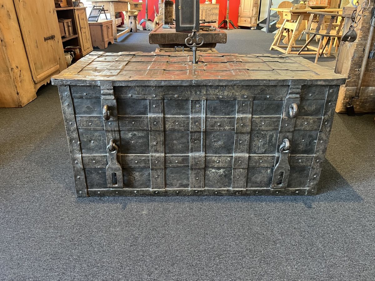 Cassapanche: Grosse Eisentruhe – Usato da Gossau SG venduto da Keller-Antiques 1
