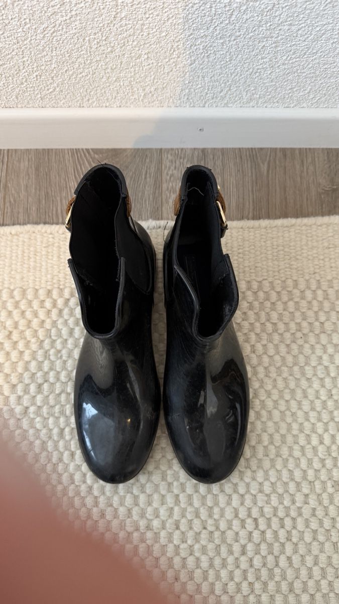 Tommy Hilfiger Scarpe da donna: Tommy Hilfiger Black Rain Boots, Size 41 worn! – Difettoso da Zürich venduto da kor_pm27 2