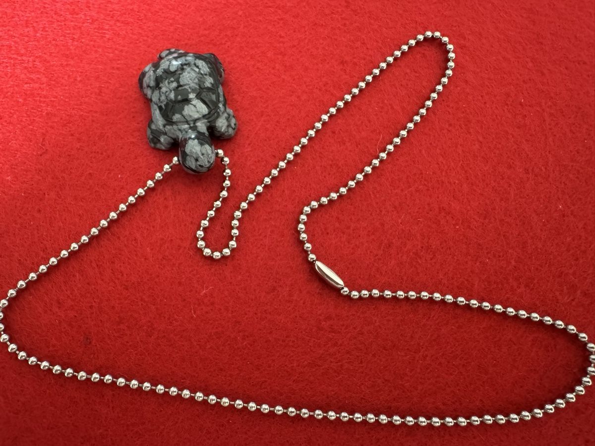 Catenine: Schildkröte aus Schneeflockenobsidian plus Kette – Usato da Lachen SZ venduto da artbyblondangel 1