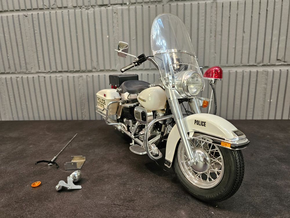 Harley Davidson FLH Classic - Black TAMIYA 16037 1/6ème maquette char promo