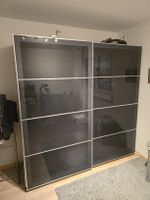 Schwarzer zeitloser Ikea Pax Kleiderschrank