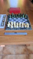 Jeu d'échecs en marbre et albâtre pièces vertes et crème