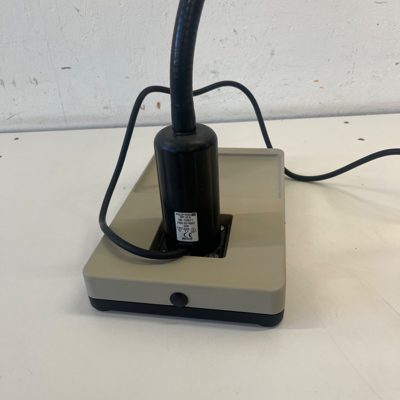 Lampade: Praktische Tisch Arbeitslampe von Waldmann – Usato da Niederdorf venduto da LeptonAG 7