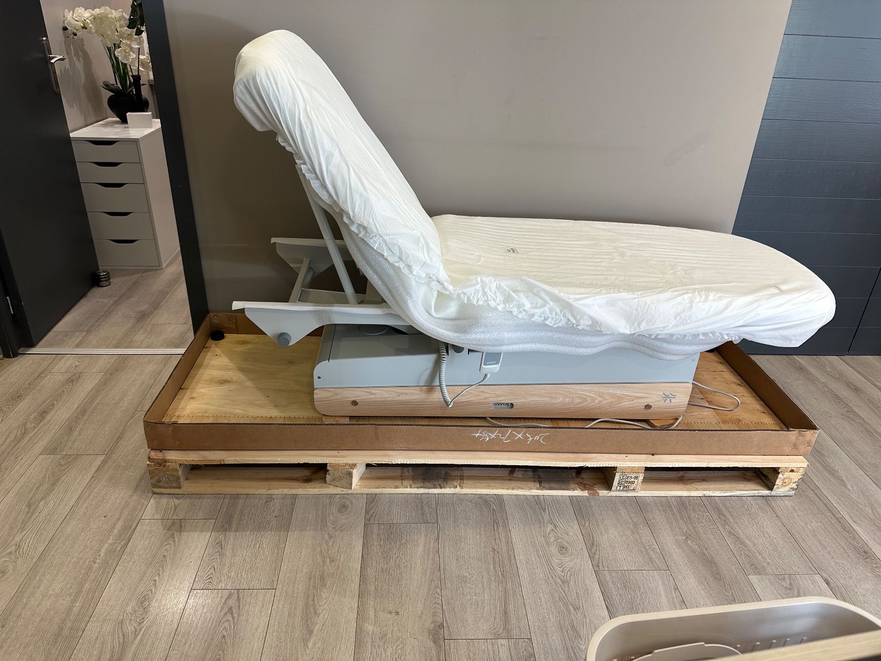 Lettini & sedie per cosmetici: Table de massage électrique – Nuovo (secondo la descrizione) da Thônex venduto da kar_j2tn