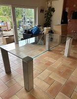Table en verre et pieds en béton design 