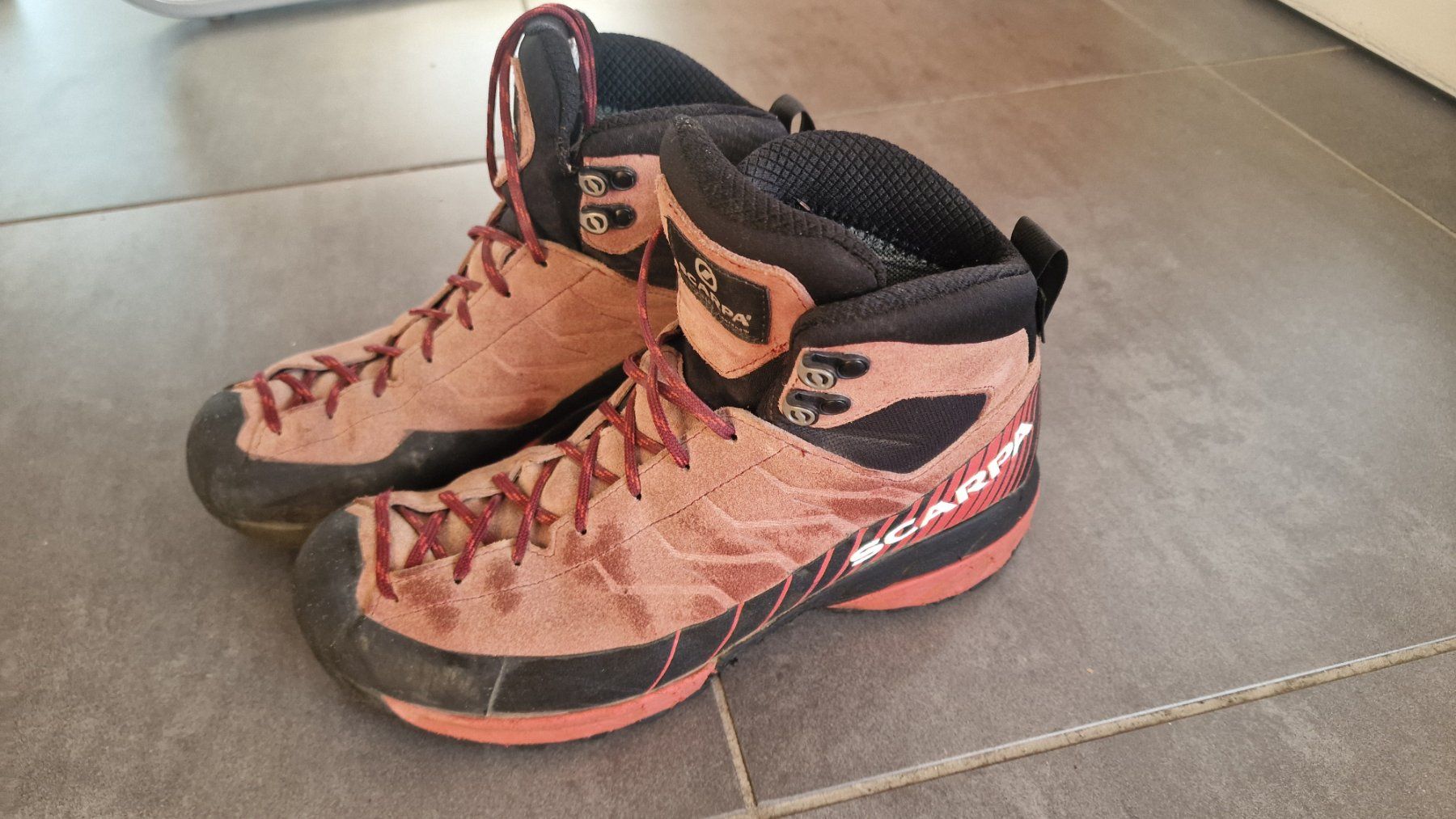 Scarpa Scarpe da donna: souliers de marche scarpa dame – Usato da Jens venduto da faidodo