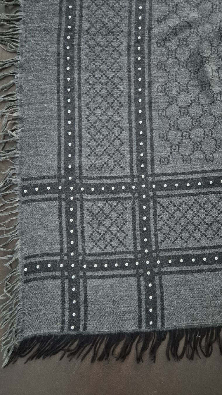 Gucci Foulard & Sciarpe: Gucci Tuch mit Studs – Usato da Oberentfelden venduto da Principessa75 2