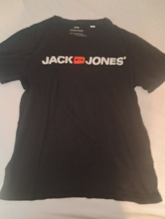 T-shirt Jack & Jones noir taille M mais il taille petit