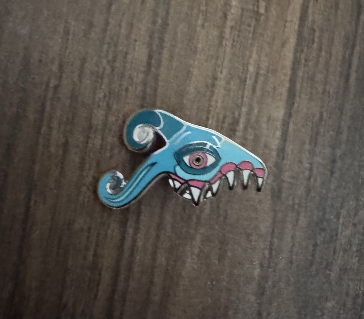 Spille & Fermagli: Coole Pin / Anstecker, Monster Design, NEU – Nuovo (secondo la descrizione) da Bäretswil venduto da clothes-freak