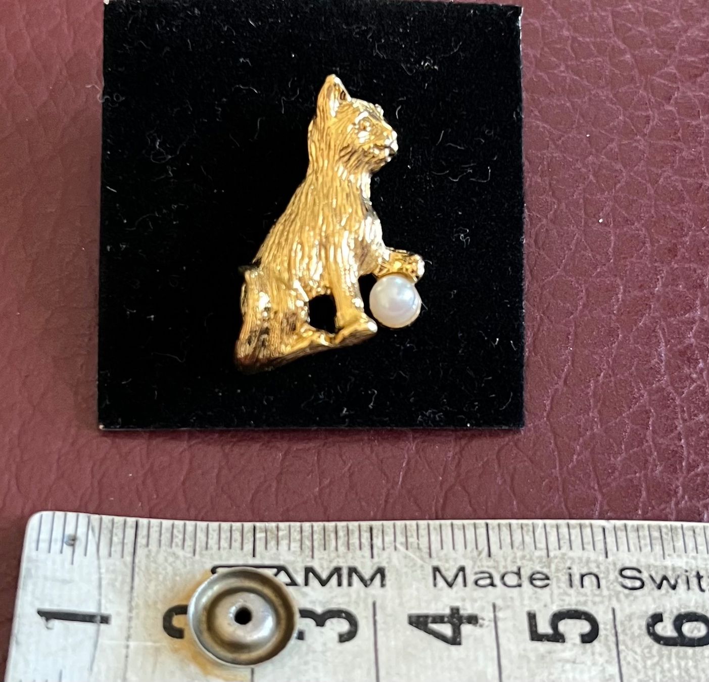 Placchette & Badge: Pin Katze mit Ball – Usato da Zürich venduto da Capreola