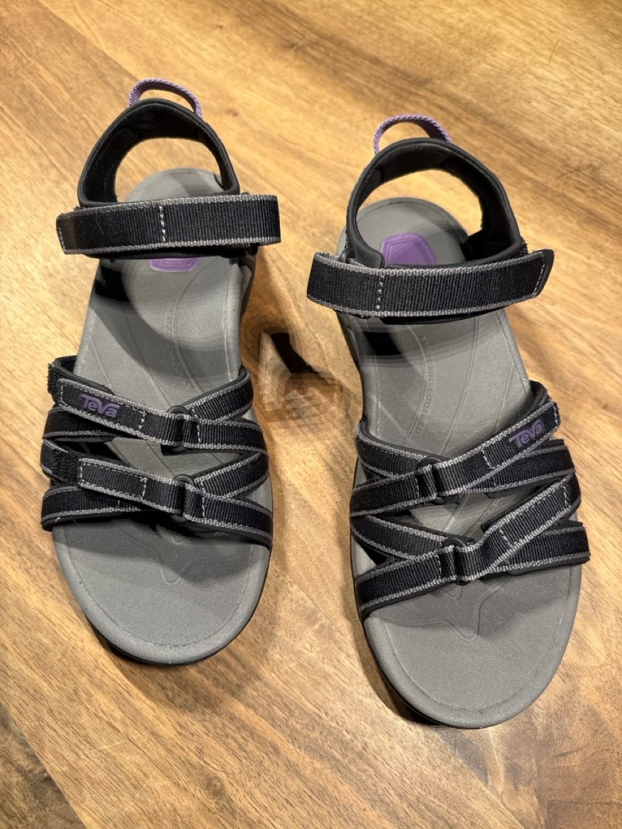 Teva Scarpe da donna: Teva Sandalen Gr. 39 schwarz – Usato da Basel venduto da Pfuepfel