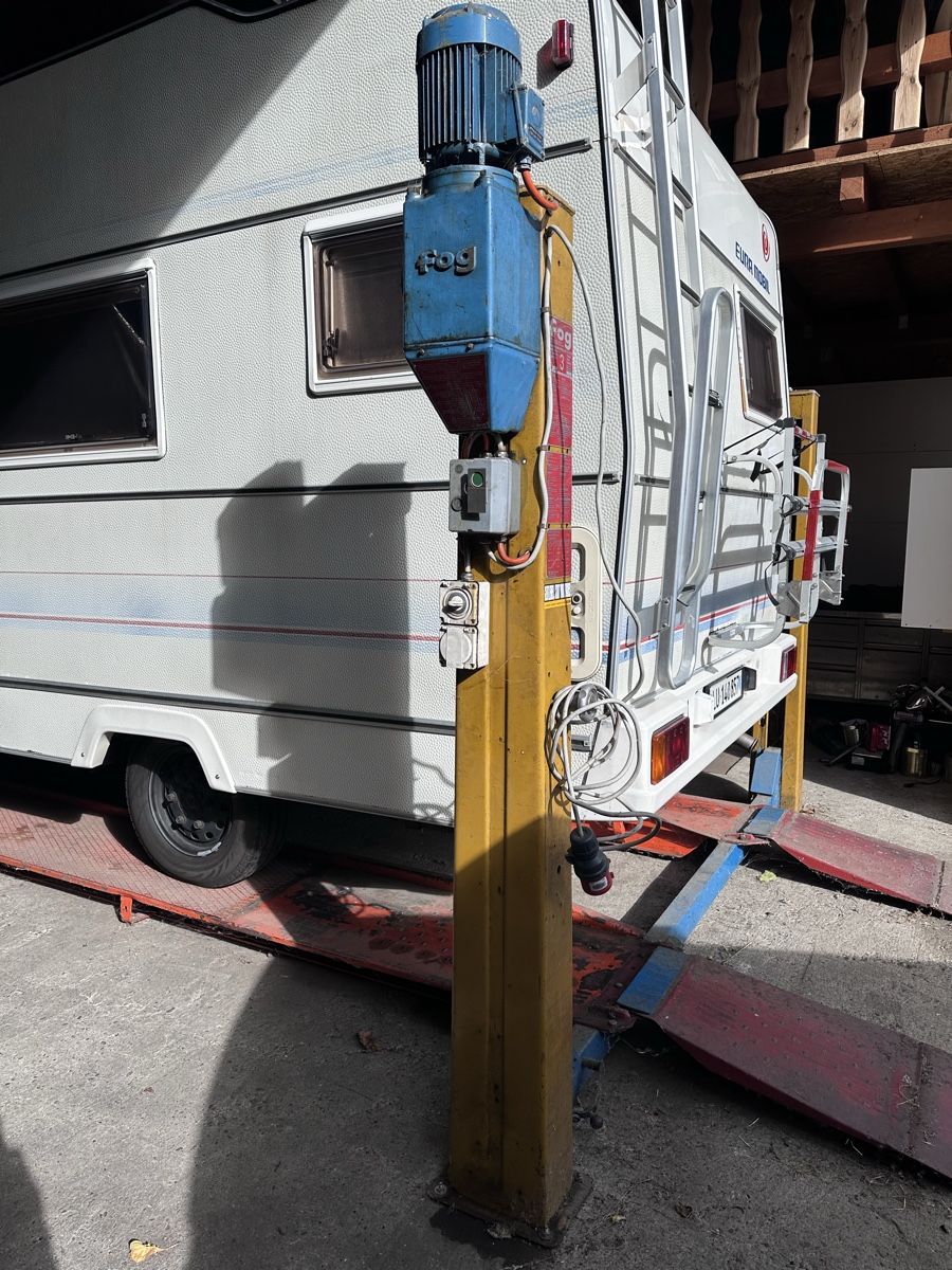 Piattaforme elevatrici & Crick: 4-Säulen Autolift – Usato da Bettwil venduto da Tschinie 2