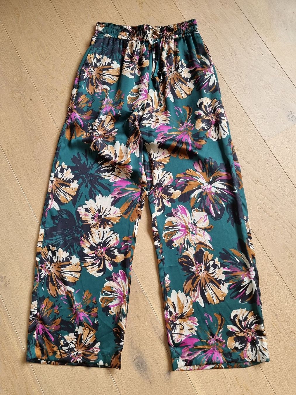 Pantaloni: Milla Sommerhose mit Blumenmuster, Gr. 38 – Nuovo (secondo la descrizione) da himmelried venduto da bribuli 2