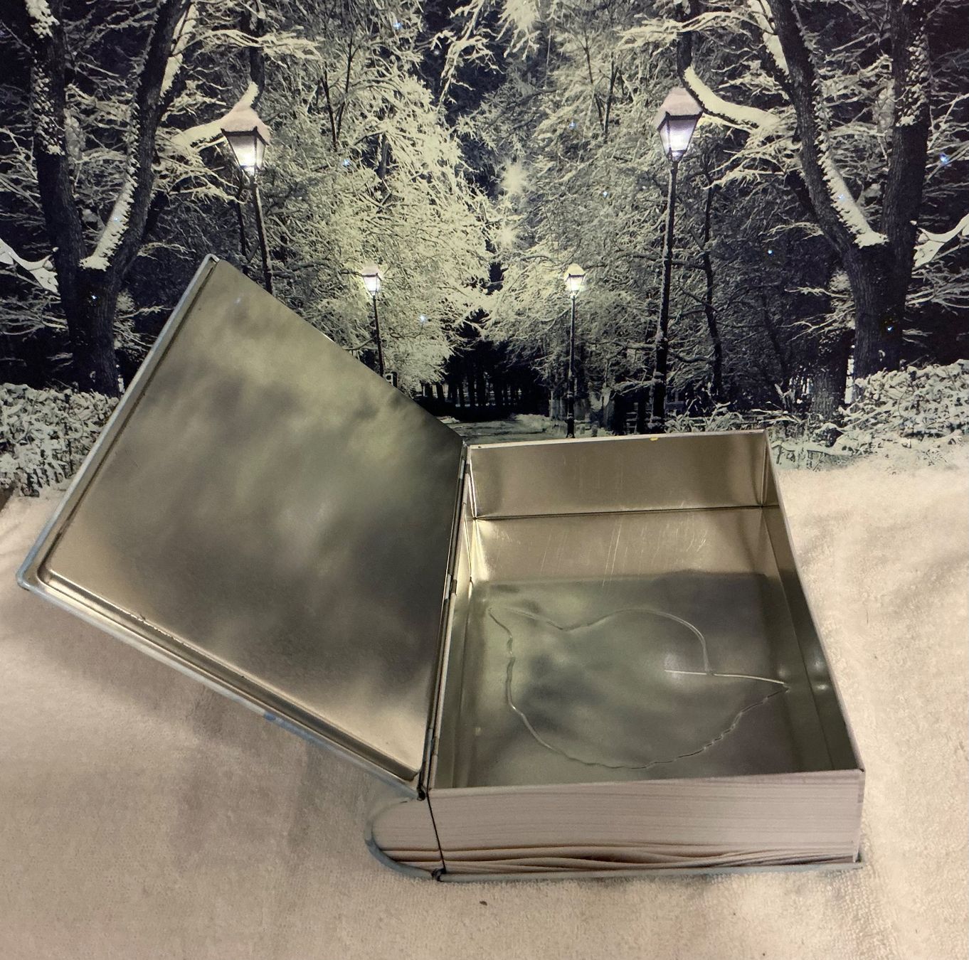 Tutte le decorazioni: WUNDERSCHÖNE GEPRÄGTE BLECHDOSE IN BUCHFORM – Usato da Zell LU venduto da Silvermemory 3