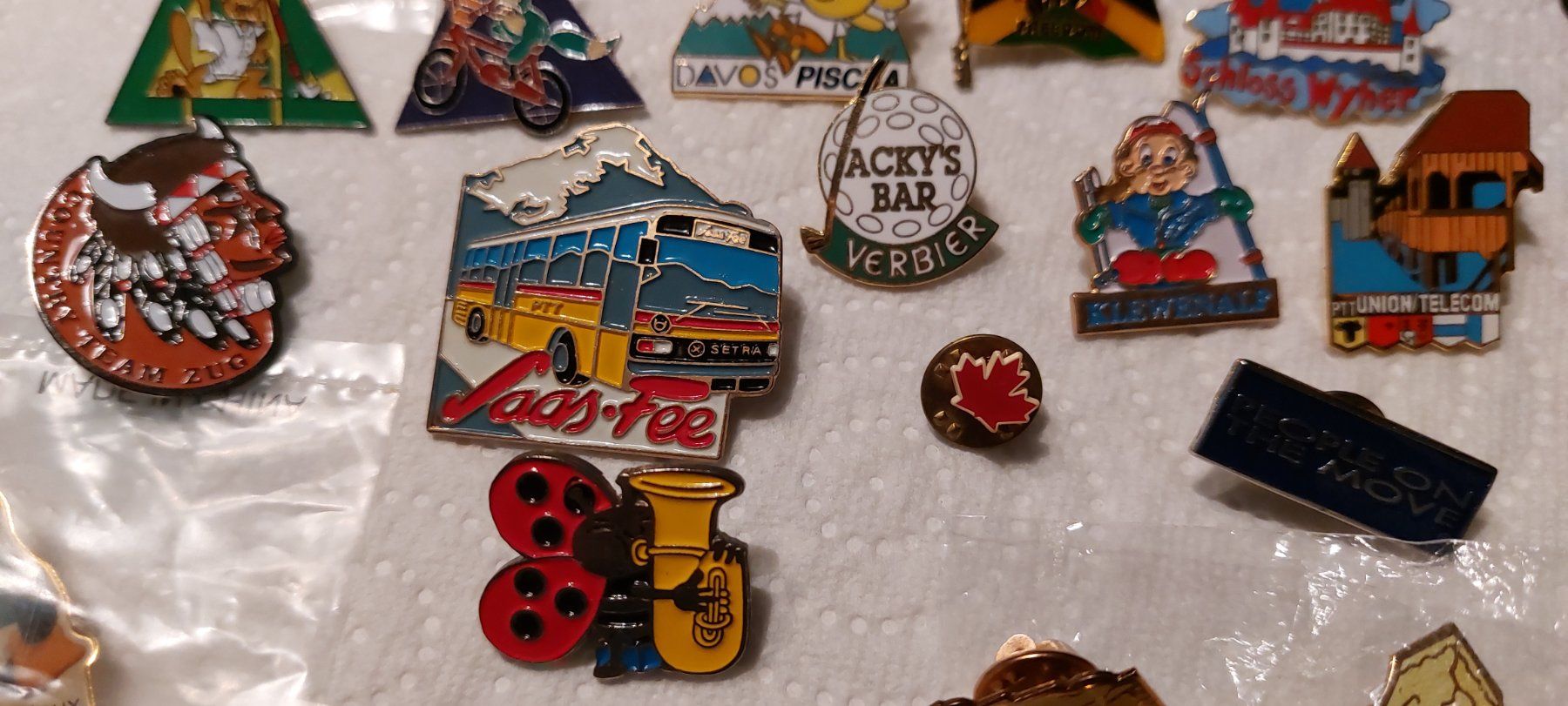 Plaketten & Abzeichen: Pins "Kunterbunt" (26) – Neu (gemäss Beschreibung) aus Rotkreuz von JustForSale 2