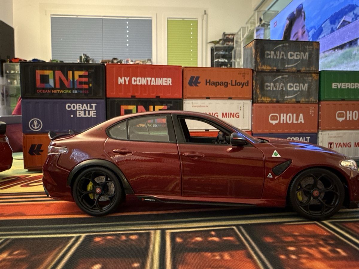 Alfa Romeo Modellautos: Alfa Romeo Giulia  Weinrot  – Neu und originalverpackt aus Basel von Zomeg 1