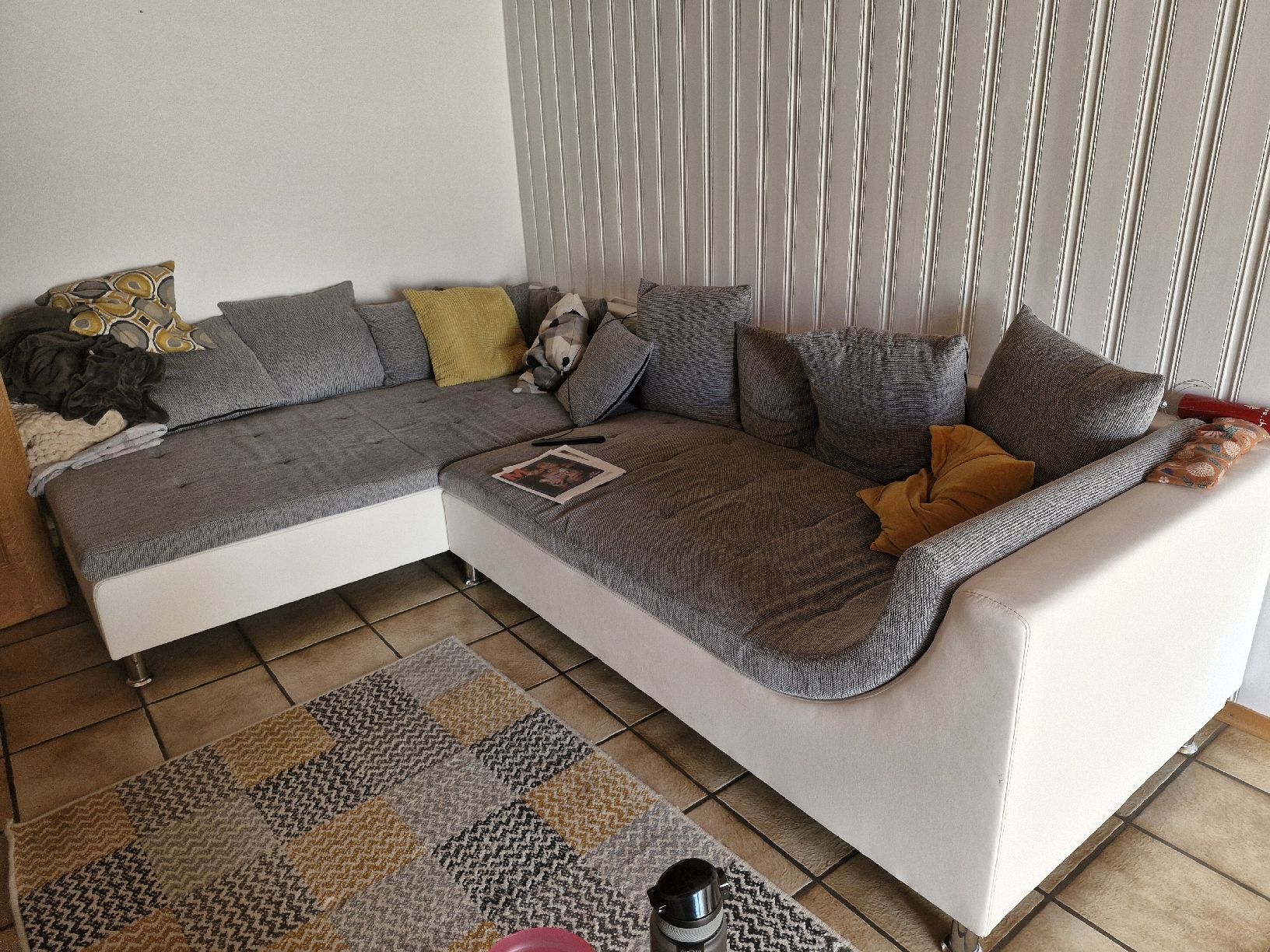 Divani: Canapé d'angle gris et blanc 3,25m. – Usato da Coeuve venduto da lea_rl6f
