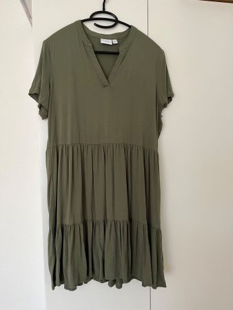 Olivgrünes Sommerkleid von Vila, Grösse 40