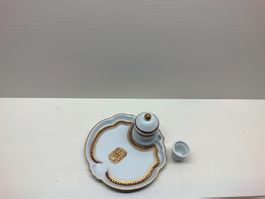 Mehrteilige Porzellan-Garnitur mit Wappen und Golddekor