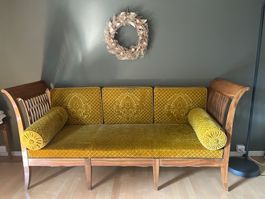 Schönes und gut erhaltenes antikes Sofa gelb