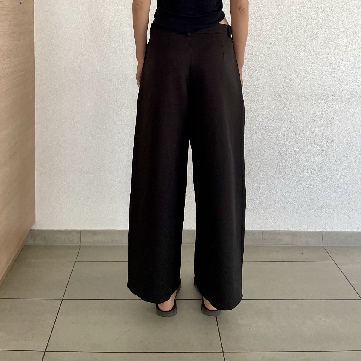Pantalons: Weite schwarze Hose – Neuf (Voir description) à Zermatt par lareee 1