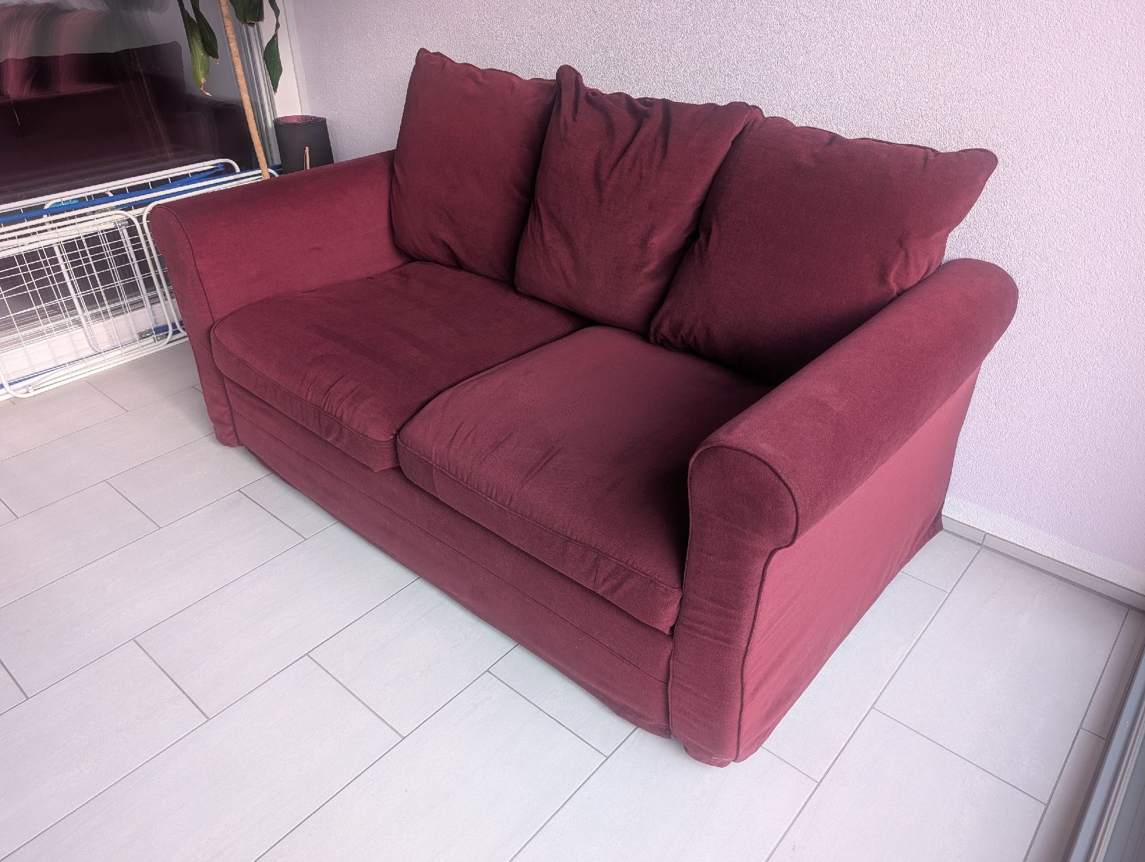 Ikea Divani: Sofa set burgundy 2-seater and corner sofa very comfortable. – Usato da Binningen venduto da cor_qgz7 8