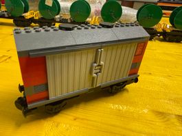 LEEGO Kleiner roter Eisenbahn Stückgutwagen