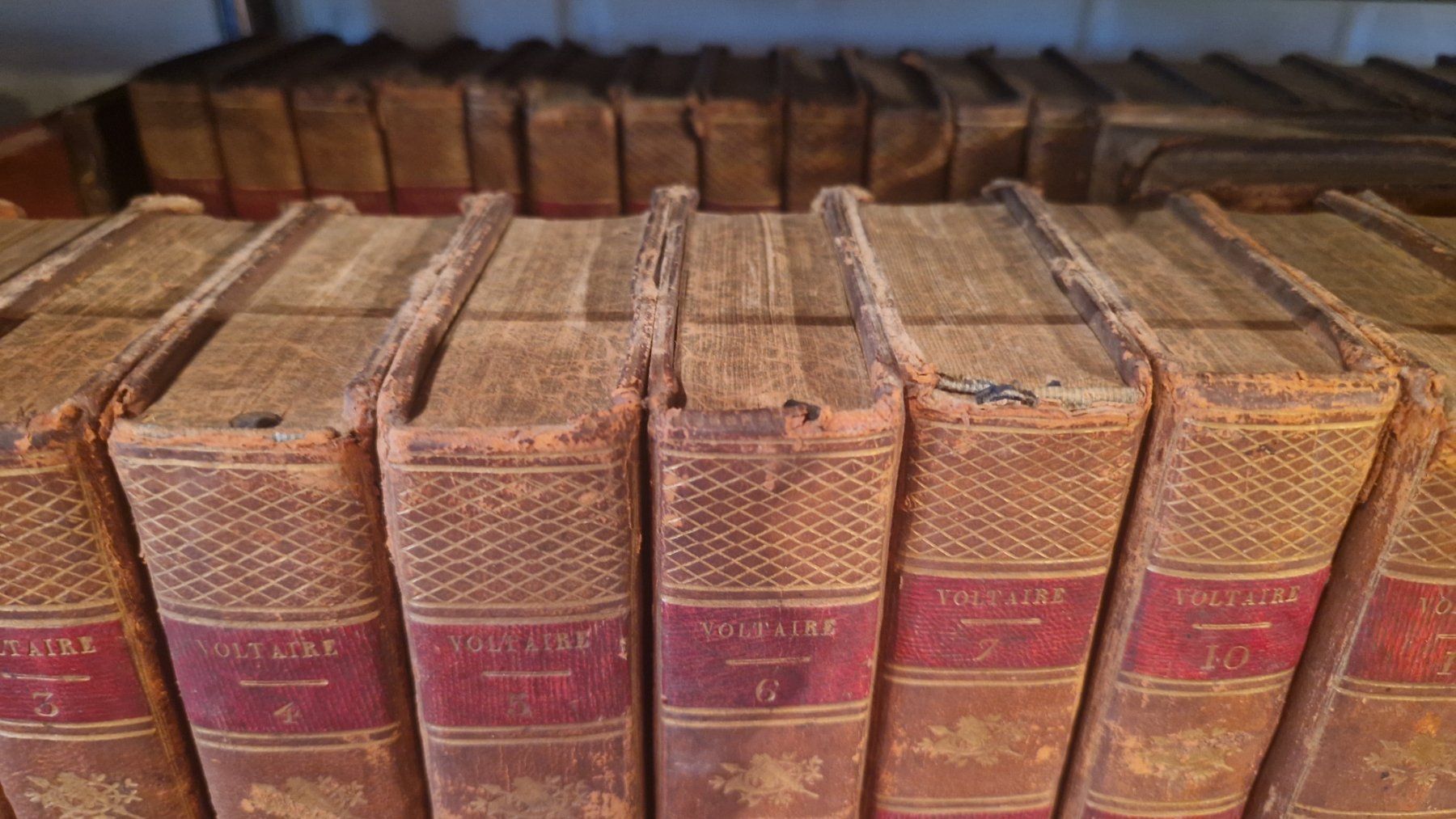 Livres: Voltaire, Oeuvre completes de Voltaire 52 Bände – D'occasion à Stadel par vongunten 5