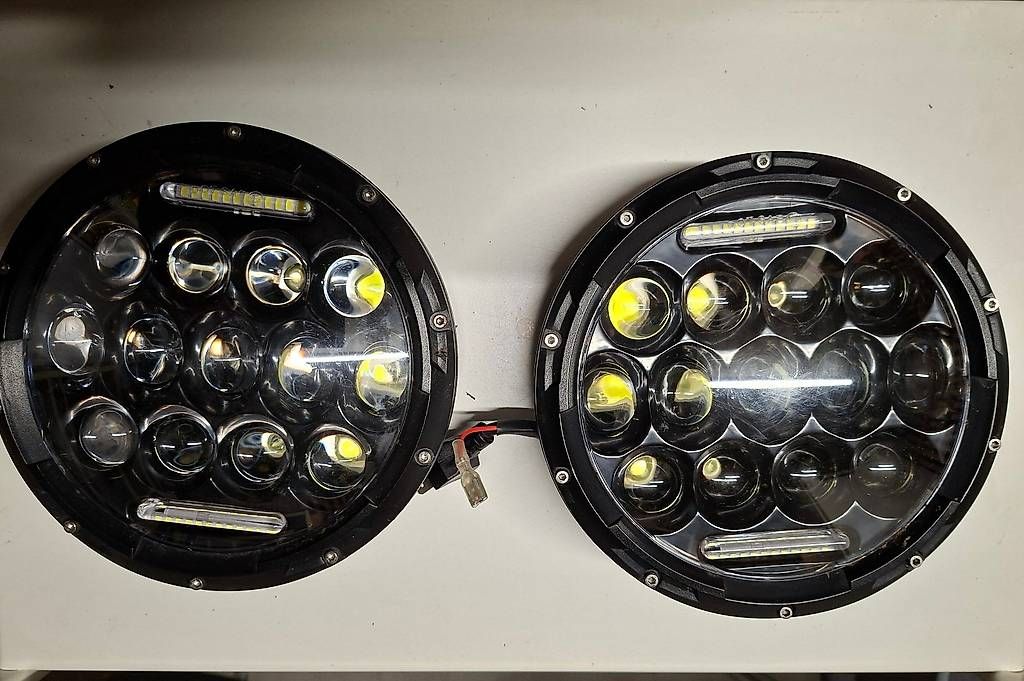 Phares: Jeep Wrangler JK LED Scheinwerfer  – D'occasion à Bern par Acdia