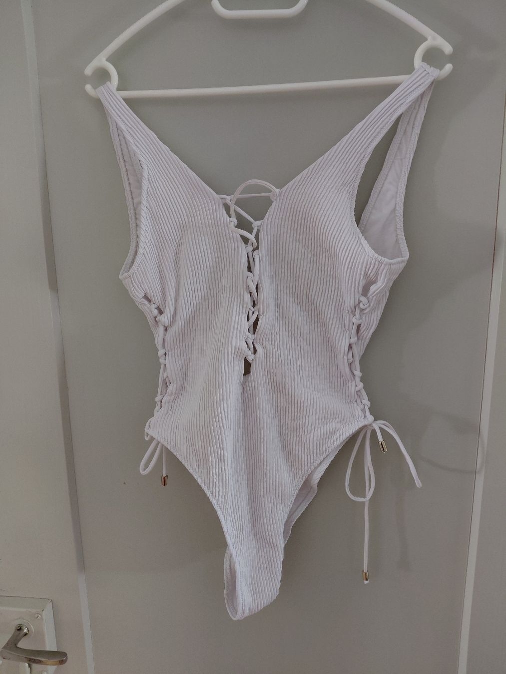 Badekleider & Bikinis: Badeanzug weiss mit Schnürung Grösse M  – Gebraucht aus Balsthal von Leila_Luna