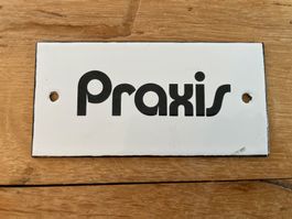 Hinweisschild aus Email „Praxis“ ca. 1980