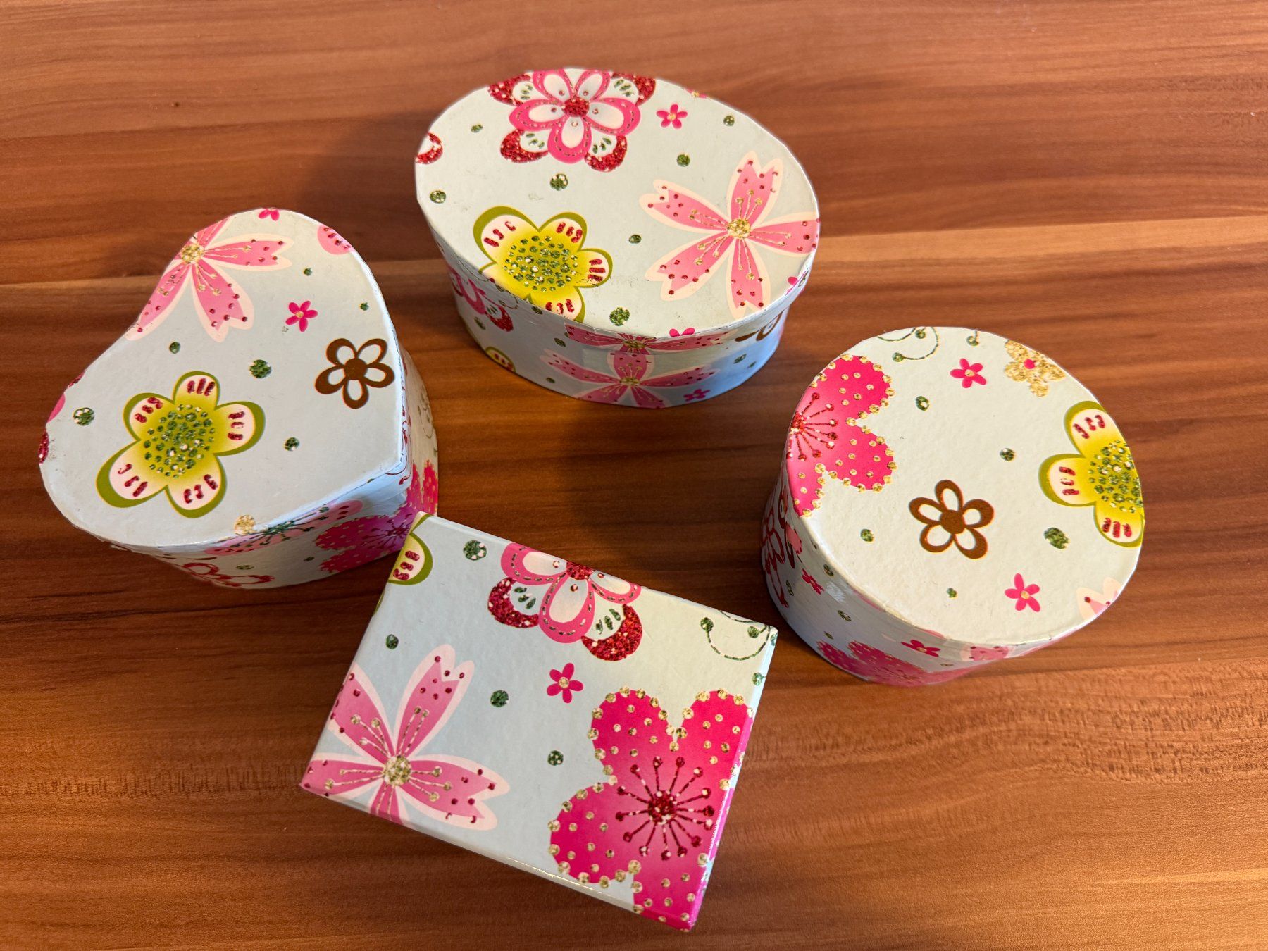 Autres décorations & accessoires: 4 Deko-Boxen mit Blumenmuster, ideal als Geschenkboxen – Neuf (Voir description) à Flawil par knallfix69 1