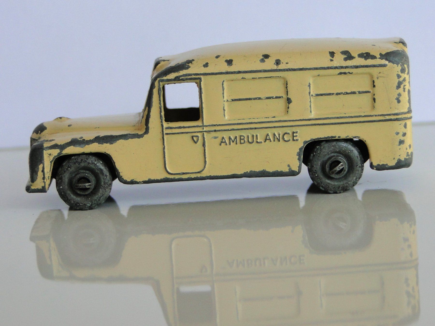 Matchbox Modellini d'auto: MATCHBOX LESNEY - Daimler Ambulance, Nr. 14 – Usato da Killwangen venduto da cyrano56 2
