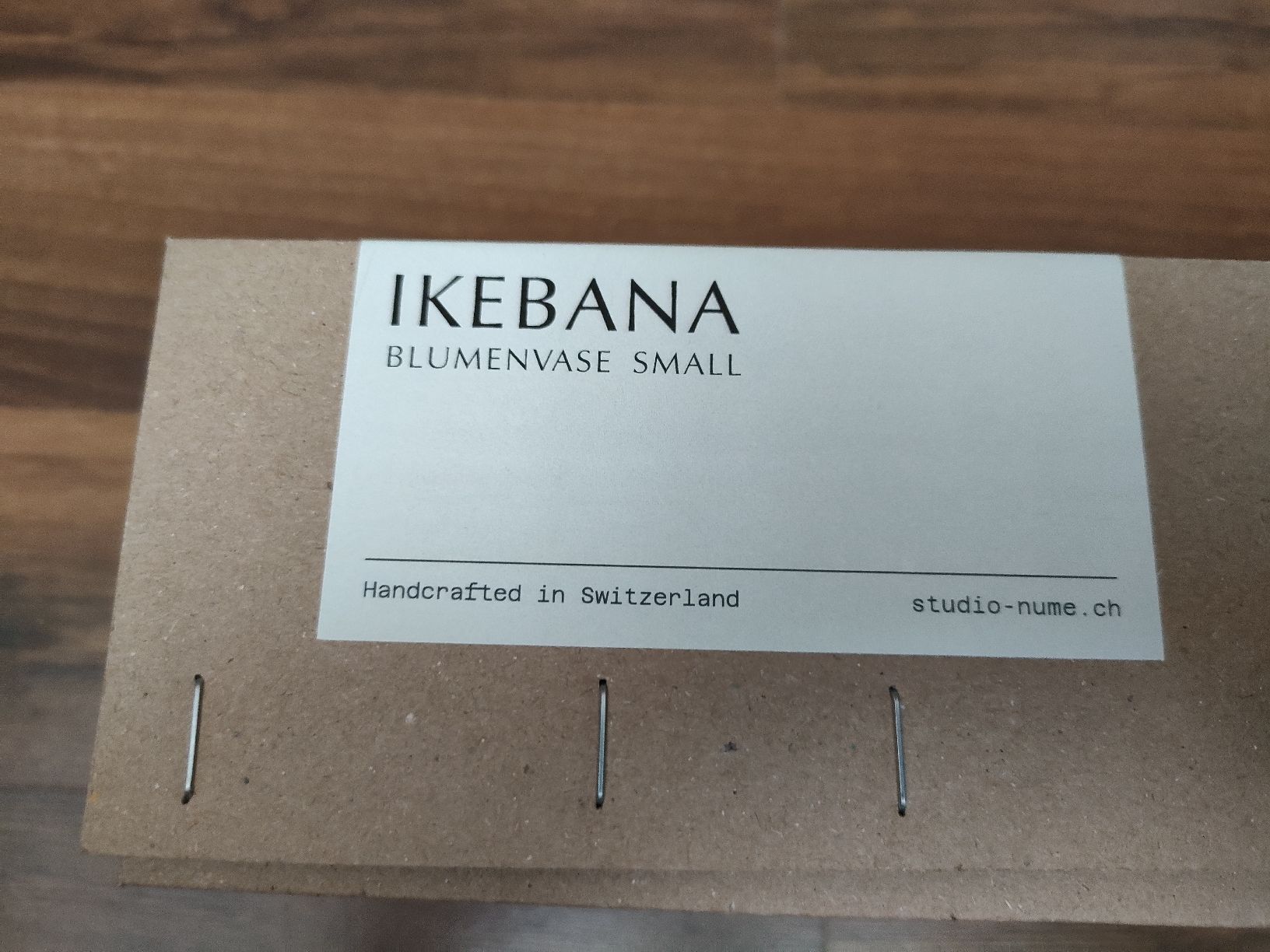 Vasi & Recipienti: Ikebana Blumenvase Small Studio Nume neuwertig – Nuovo e nell'imballaggio originale da Leuggelbach venduto da Schreiner21 7