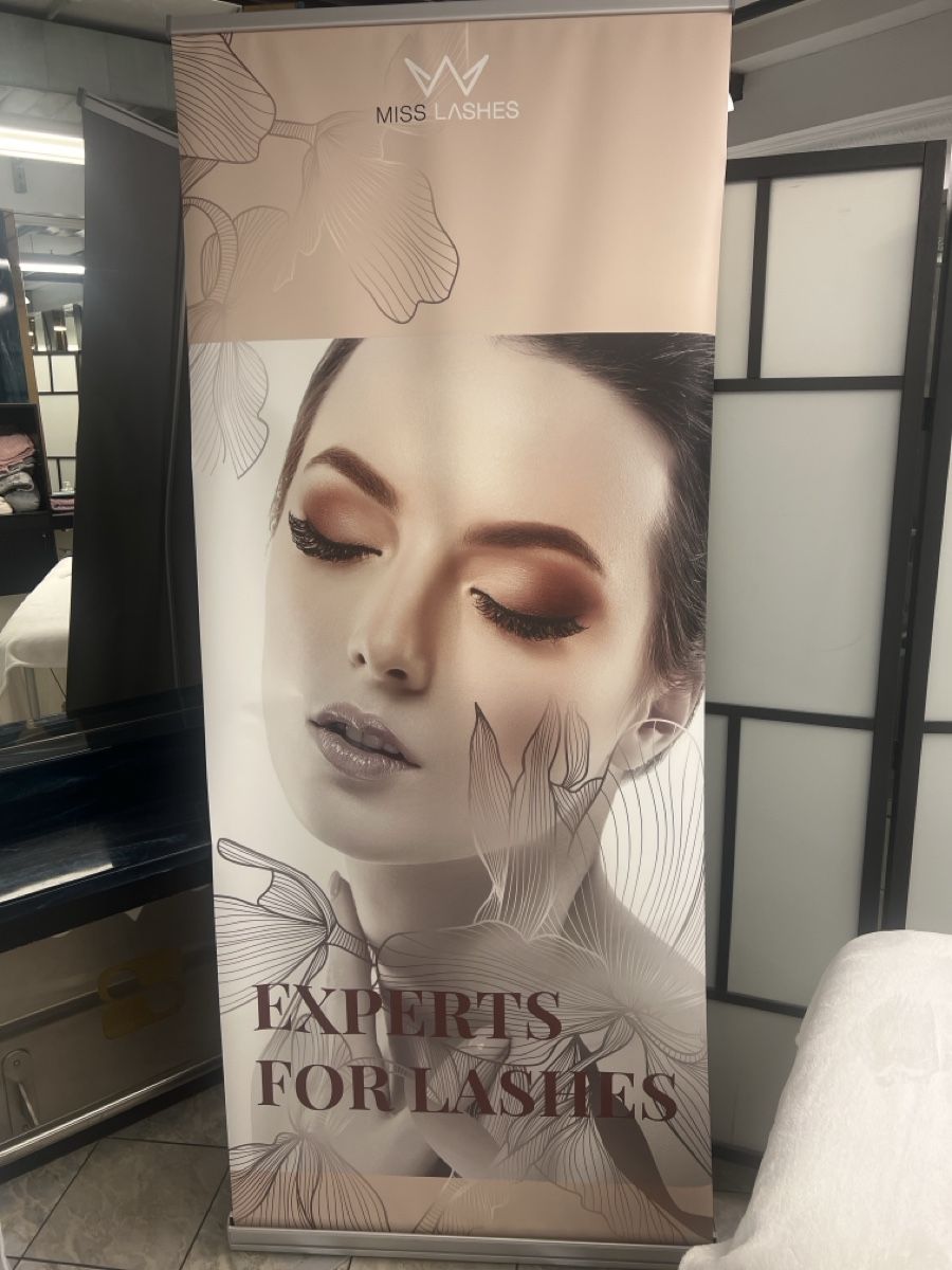 Foto & Immagini: Miss Lashes Rollup Banner Experts for Lashes neu – Usato da St. Gallen venduto da VDMJ_