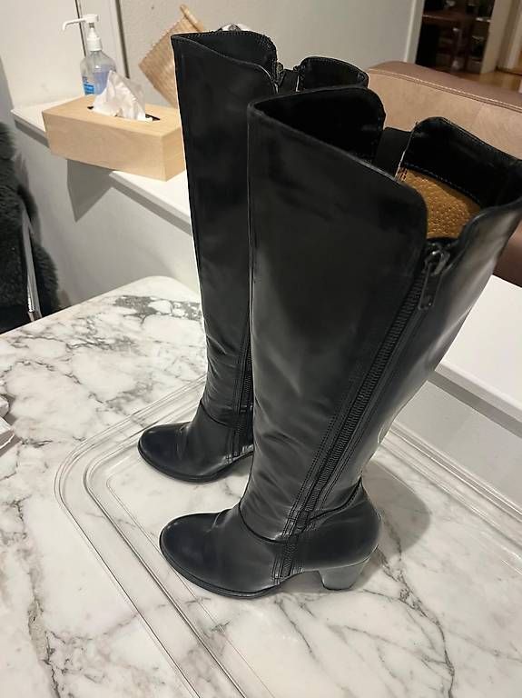 Chaussures femmes: À vendre Bottes  – D'occasion à Bussigny par sar_8kvt 1