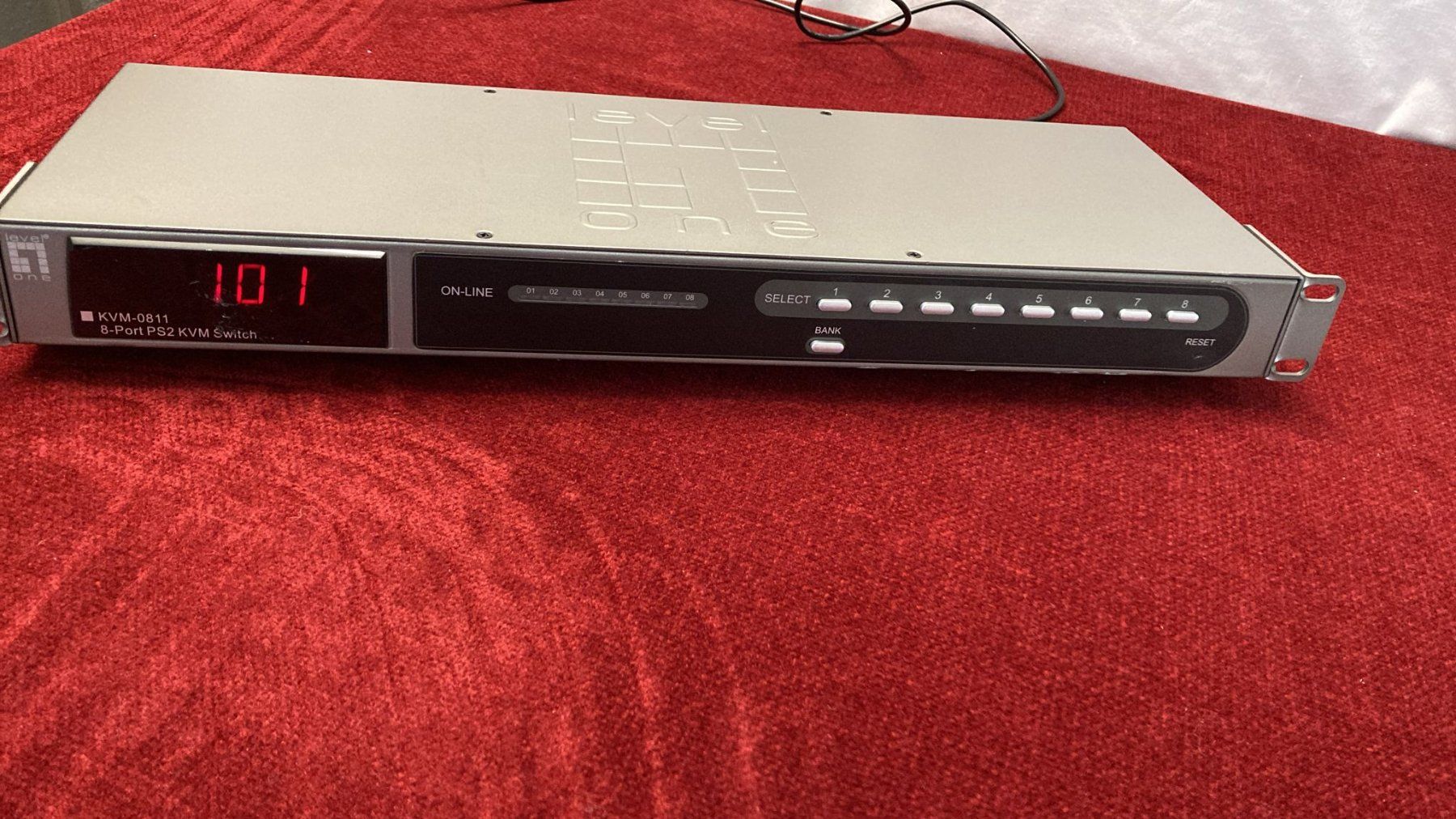 Hubs & Switches: Steuerung LevelOne KVM-0811 8-Port PS/2 KVM Switch – Gebraucht aus Dietikon von Rima57